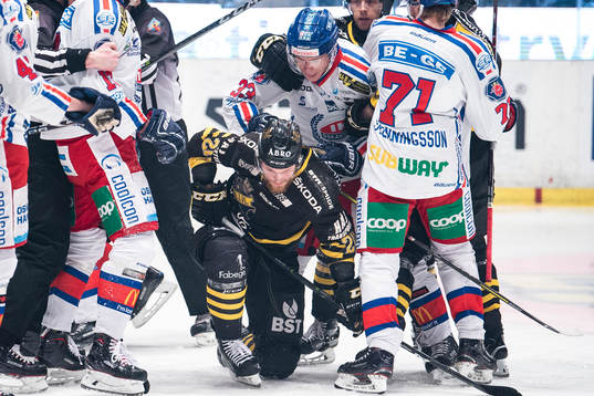 s Sam Marklund trycks ned av Oskarshamns Filiph Engsund