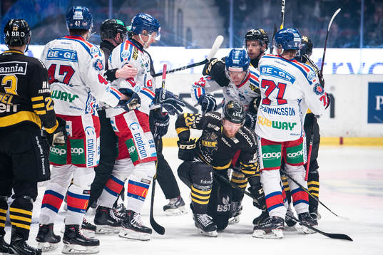 s Sam Marklund trycks ned av Oskarshamns Filiph Engsund