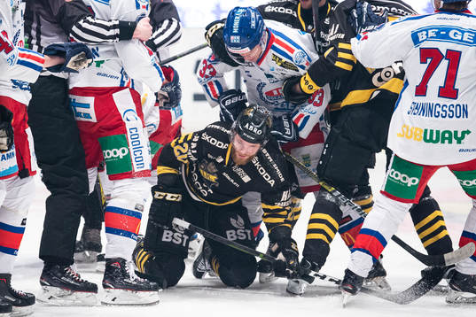 s Sam Marklund trycks ned av Oskarshamns Filiph Engsund