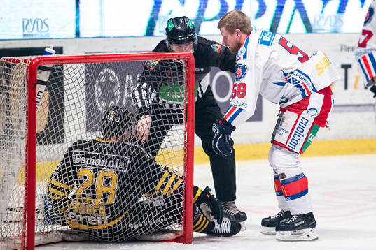 s Jesper Frödén sitter på målburen