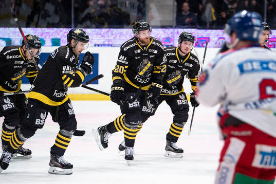 s Sam Marklund jublar med lagkamrater