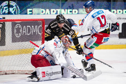 s Oscar Nord i en duell med Oskarshamns Jonas Engström och