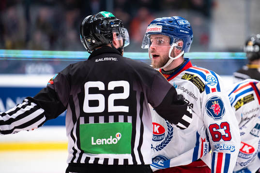 Oskarshamns Robin Söderqvist diskuterar med domaren