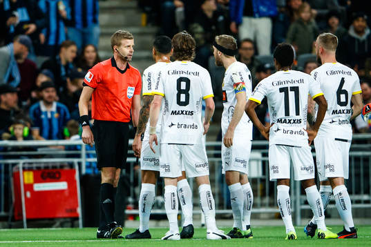 Häckens spelare reagerar på domare Glenn Nyberg