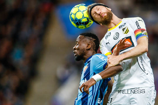 Djurgårdens Mohamed Buya Turay och Häckens Rasmus Lindgren