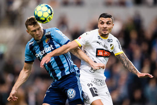 Djurgårdens Jesper Karlström i en nickduell med Häckens