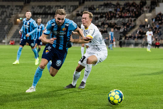 Djurgårdens Jonathan Ring i kamp om bollen med Häckens