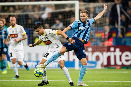 Häckens Paulinho i kamp om bollen med Djurgårdens