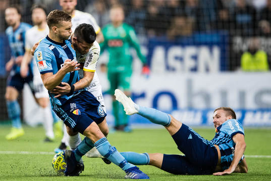 Djurgårdens Jesper Karlström och Jonathan Ring stoppar