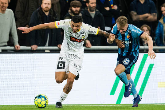 Häckens Ahmed Yasin tar sig förbi Djurgårdens Elliot
