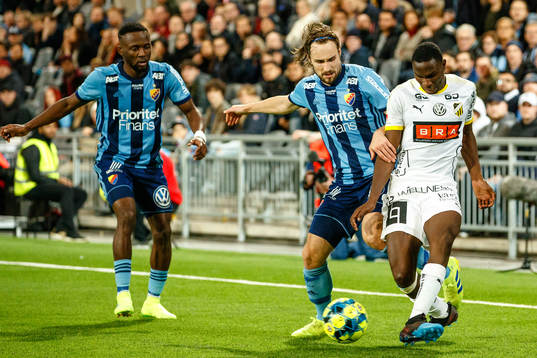 Djurgårdens Mohamed Buya Turay och Kevin Walker i en kamp