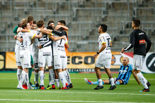 Häckens spelare jublar