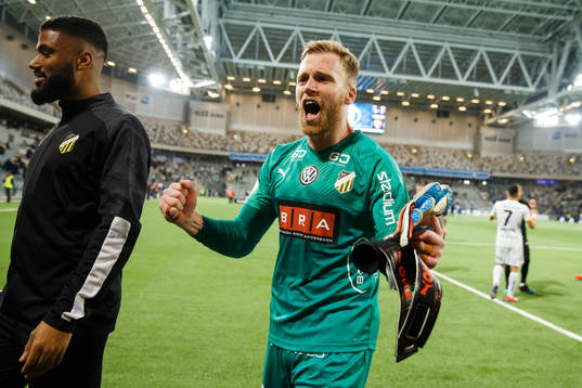 Häckens målvakt Peter Abrahamsson  jublar