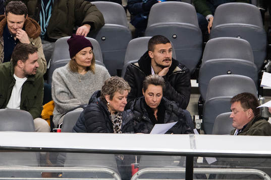 Carina Berg och Djurgårdens Erik Berg på läktaren