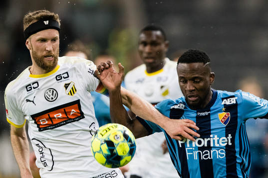 Häckens Rasmus Lindgren i kamp om bollen med Djurgårdens