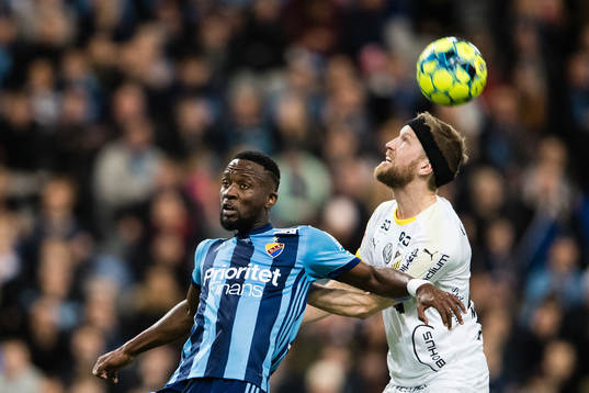 Djurgårdens Mohamed Buya Turay i en nickduell med Häckens