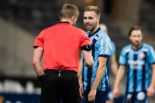 Domare Glenn Nyberg samtalar med Djurgårdens Jonathan Ring
