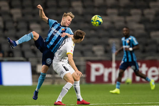 Djurgårdens Elliot Käck i kamp om bollen med Häckens