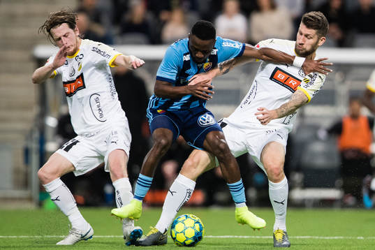 Häckens Erik Friberg och Joona Toivo försvarar sig mot