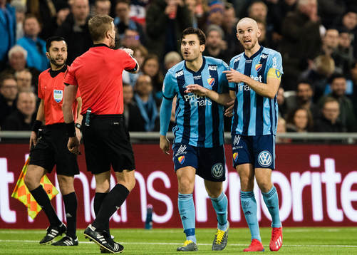 Djurgårdens Astrit Ajdarevic och Marcus Danielson reagerar