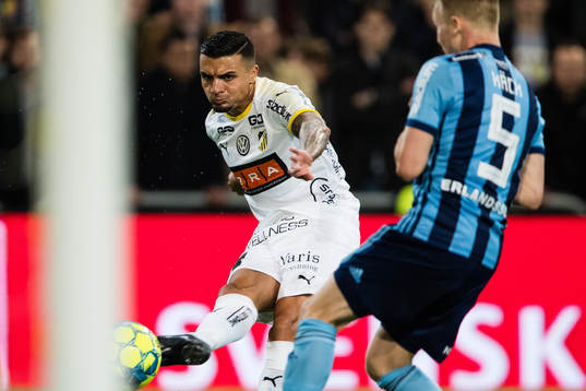 Häckens Ahmed Yasin med ett inlägg förbi Djurgårdens