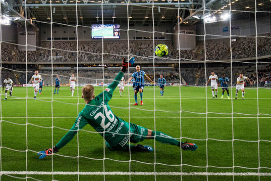 Djurgårdens Marcus Danielson gör 1-0 på straff bakom