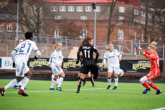 Göteborgs Pauline Hammarlund gör 1-0 men målet döms bort