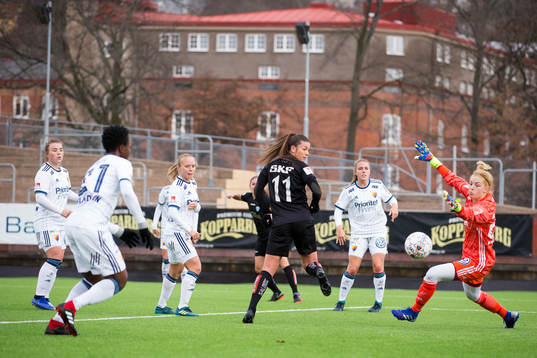 Göteborgs Pauline Hammarlund gör 1-0 men målet döms bort
