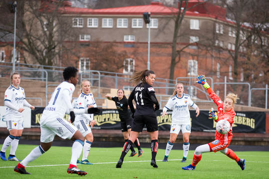 Göteborgs Pauline Hammarlund gör 1-0 men målet döms bort