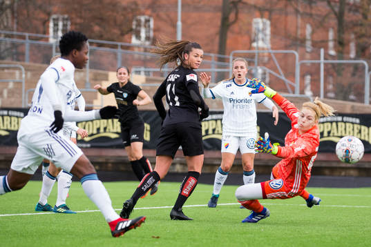Göteborgs Pauline Hammarlund gör 1-0 men målet döms bort
