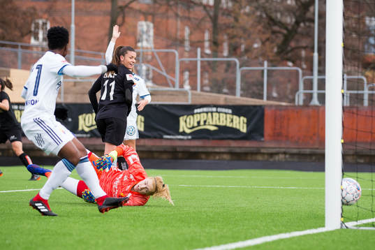 Göteborgs Pauline Hammarlund gör 1-0 men målet döms bort