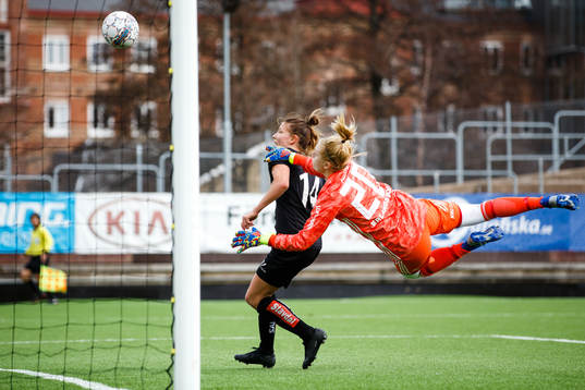 Göteborgs Natalia Kuikka  gör 1-1 bakom Djurgårdens
