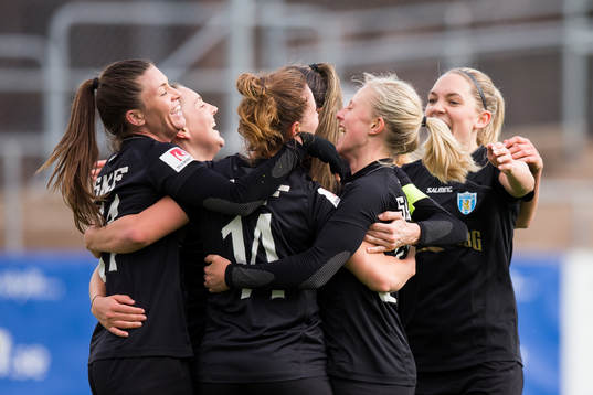 Göteborgs Natalia Kuikka  jublar med lagkamrater