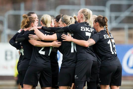 Göteborgs Natalia Kuikka  jublar med lagkamrater