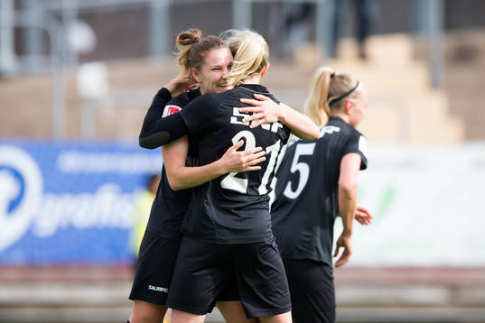 Göteborgs Natalia Kuikka  jublar med lagkamrater