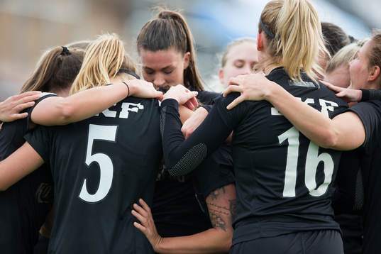 Göteborgs Julia Zigiotti Olme jublar med lagkamrater