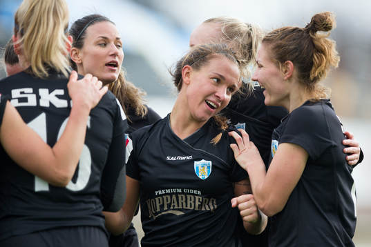 Göteborgs Julia Zigiotti Olme jublar med Natalia Kuikka