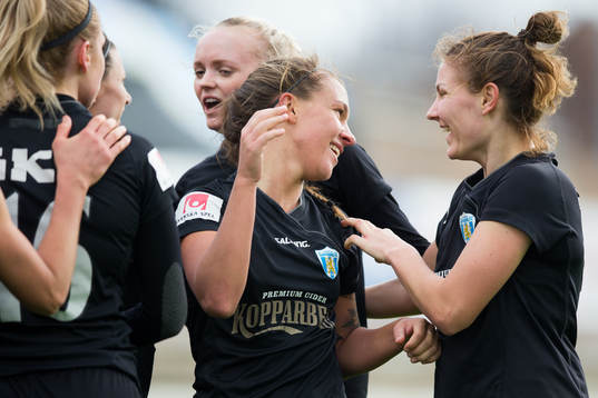 Göteborgs Julia Zigiotti Olme jublar med Natalia Kuikka