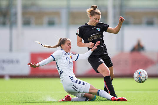 Göteborgs Natalia Kuikka blir glidtacklad