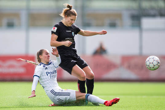 Göteborgs Natalia Kuikka blir glidtacklad