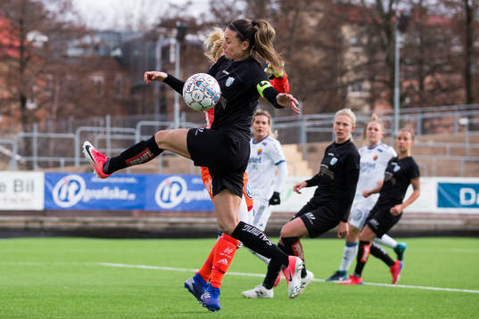Djurgårdens målvakt Jennifer Pelley i kamp om bollen med