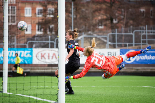 Göteborgs Natalia Kuikka gör 1-1 bakom Djurgårdens