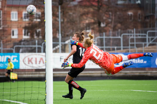 Göteborgs Natalia Kuikka gör 1-1 bakom Djurgårdens