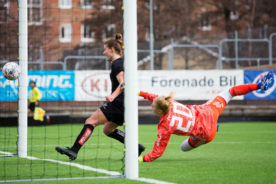 Göteborgs Natalia Kuikka gör 1-1 bakom Djurgårdens