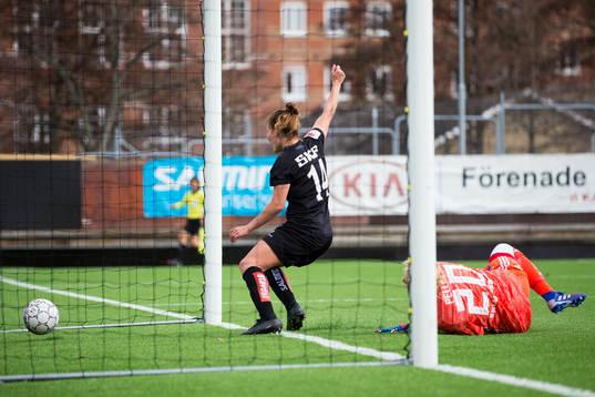 Göteborgs Natalia Kuikka gör 1-1 bakom Djurgårdens