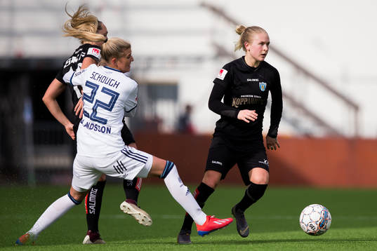Djurgårdens Olivia Schough och Göteborgs Filippa Curmark