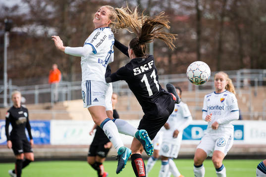 Djurgårdens Gudrun Arnardottir vinner en nickduell mot