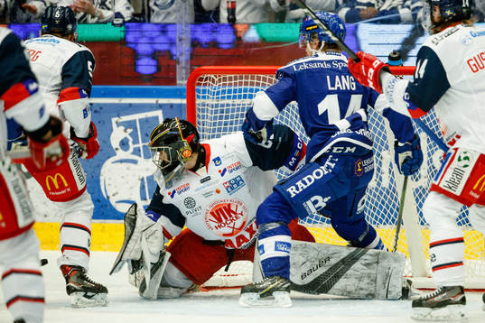 Leksands Oskar Lang oroar framför Västerviks målvakt