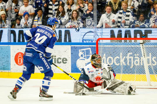Leksands Thomas Valkvæ Olsen  och Västerviks målvakt