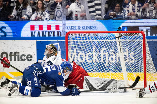 Leksands Linus Persson gör 1-0 bakom Västerviks målvakt